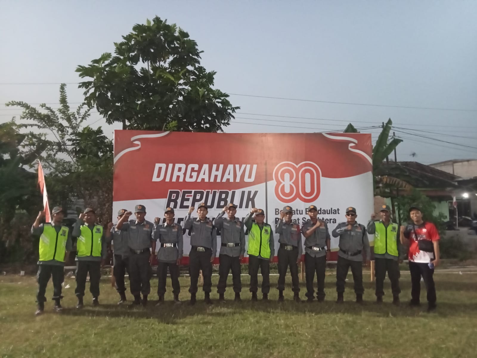 Keamanan Pelaksanaan Upacara Bendera HUT RI Ke 80 di Lapangan Bola Desa Pondok